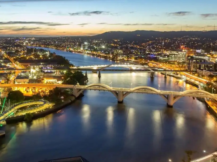 Brisbane River view at night near Dorsett Brisbane.