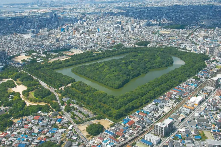 3D render of the Tomb of Emperor Nintoku in Osaka, featuring the keyhole-shaped burial