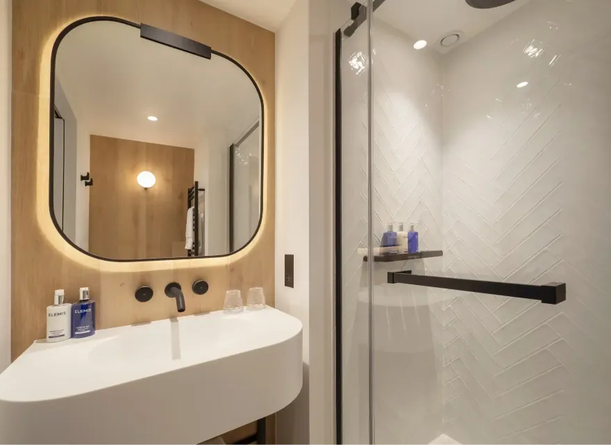 Vanity and bath in the Dorsett Room en suite bathroom at Dorsett Canary Wharf London.