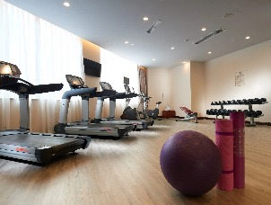 Cardio machines and weights at the Dorsett Chengdu gym.