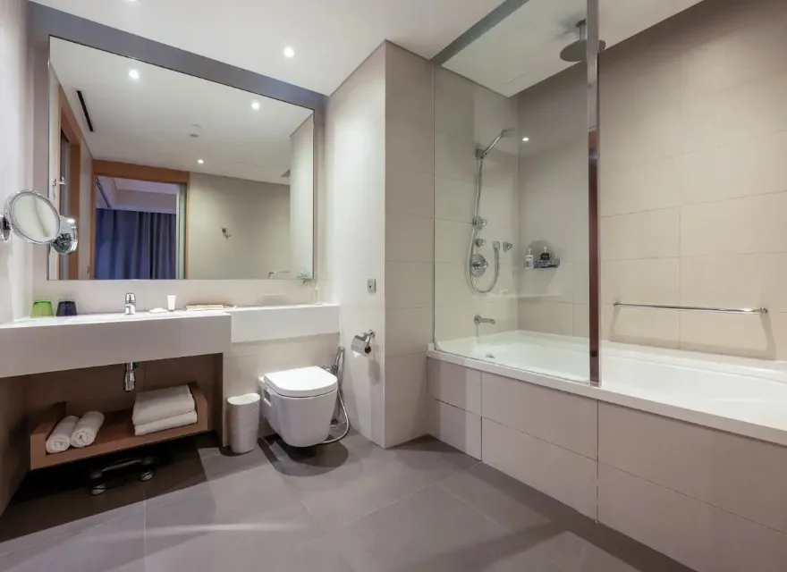 Vanity, toilet and shower/tub in the Splash Room at Dorsett Changi.