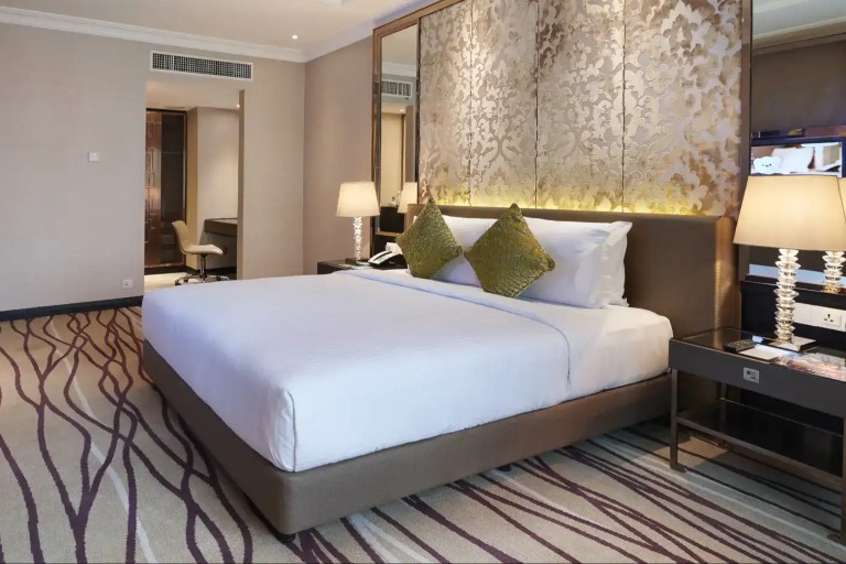 King-size bed in Dorsett Kuala Lumpur Executive Suite.