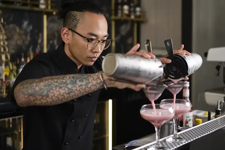 Couple having drinks at Dorsett Melbourne Jin Bar