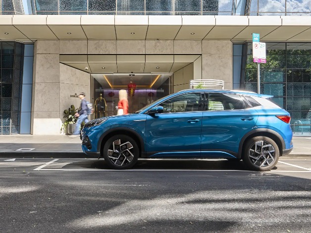 Blue SUV at Dorsett Melbourne Valet parking