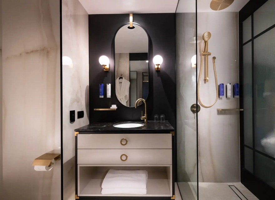 Walk-in rainshower bathroom in Dorsett Melbourne Discovery Room