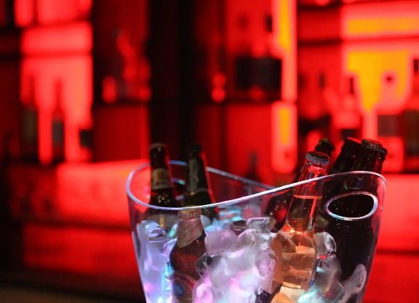 Beer bottles in an ice bowl in the Fengshui bar counter.