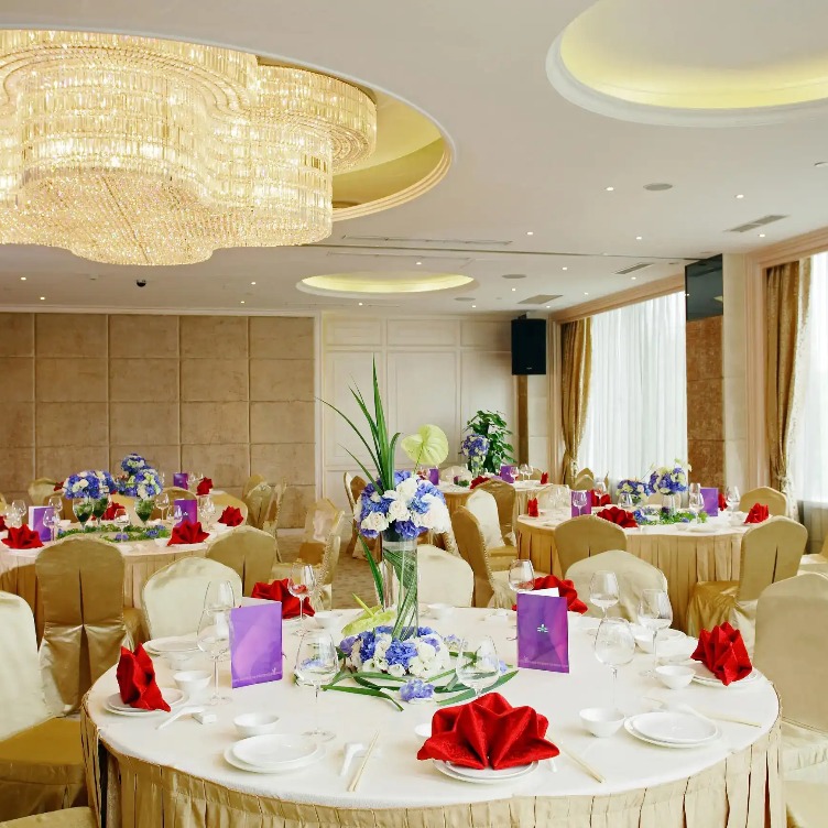 Banquet seating with blue and white flowers.