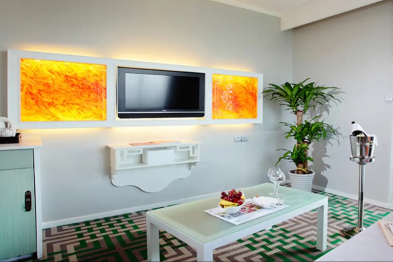 TV, coffee table and champagne cooler in the Deluxe Park View Suite.