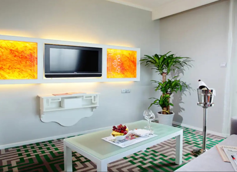 TV, coffee table and champagne cooler in the Deluxe Park View Suite.