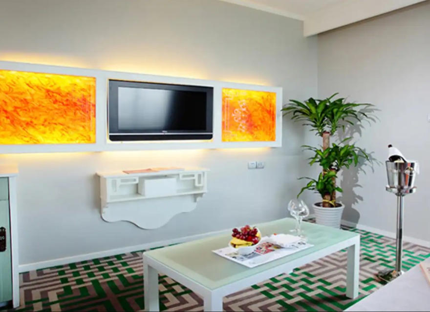 TV, coffee table and champagne cooler in the Deluxe Park View Suite.