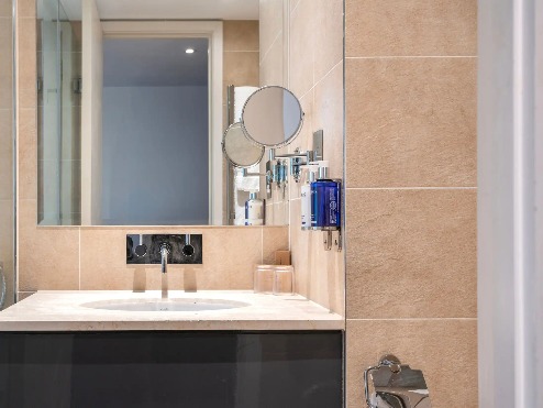 Single vanity with shaving mirror at Dorsett Room, Shepherds Bush London.