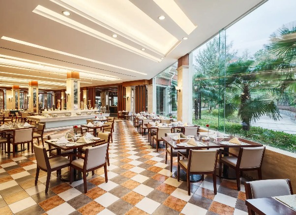 Dining seating by the window with a waterfront view in Lushan Resort.