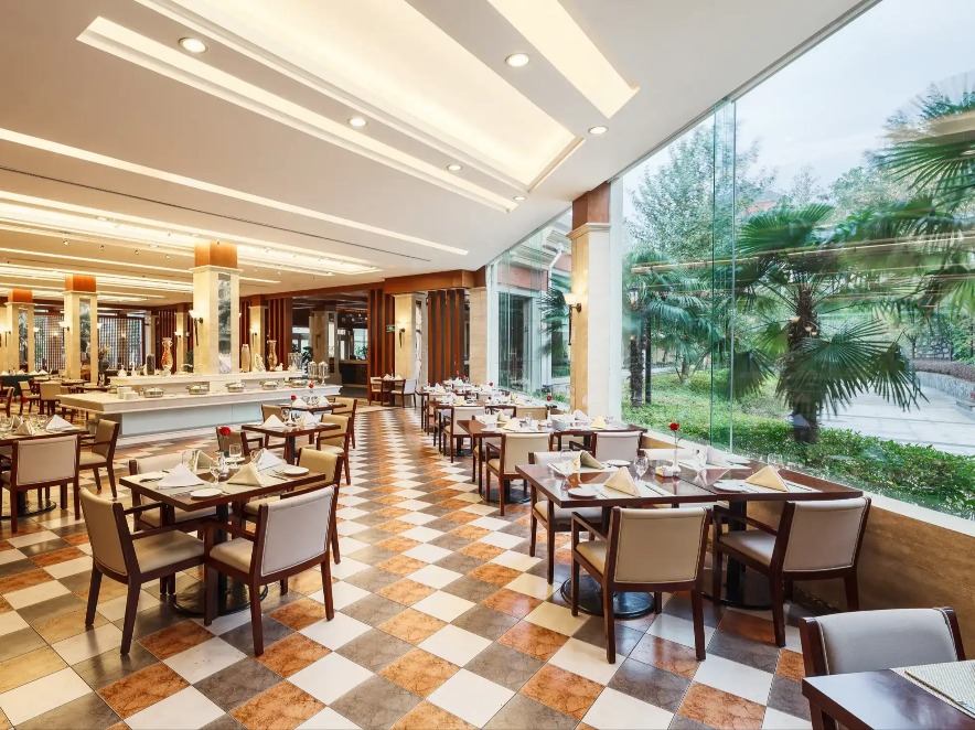 Dining seating by the window with a waterfront view in Lushan Resort.