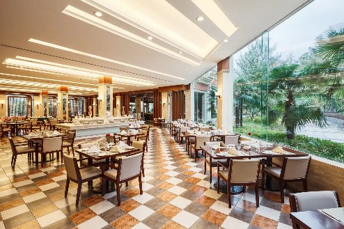 Dining seating by the window with a waterfront view in Lushan Resort.