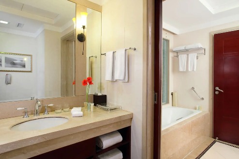 Sink, vanity, bathtub and towel bar in the Lushan Resort Suite.