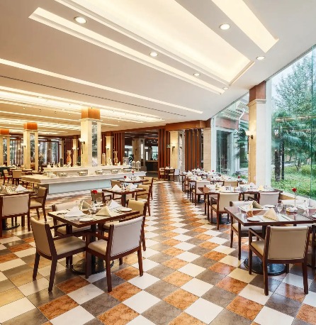 Dining seating by the window with a waterfront view in Lushan Resort.