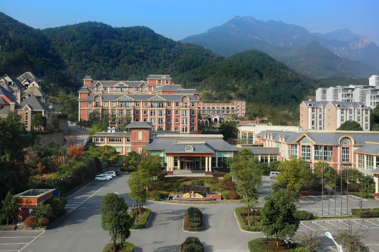 Dorsett Lushan Resort by the mountains.