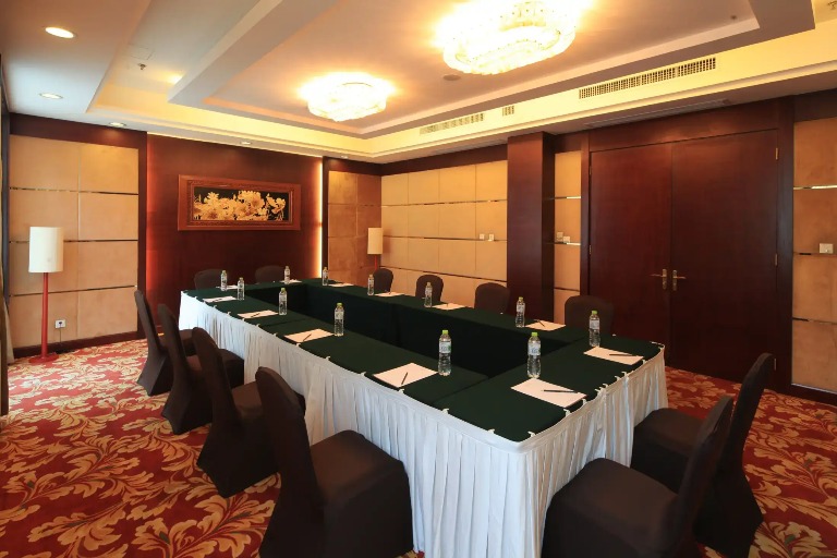 Boardroom-type seating in the Meeting Room at Lushan Resort